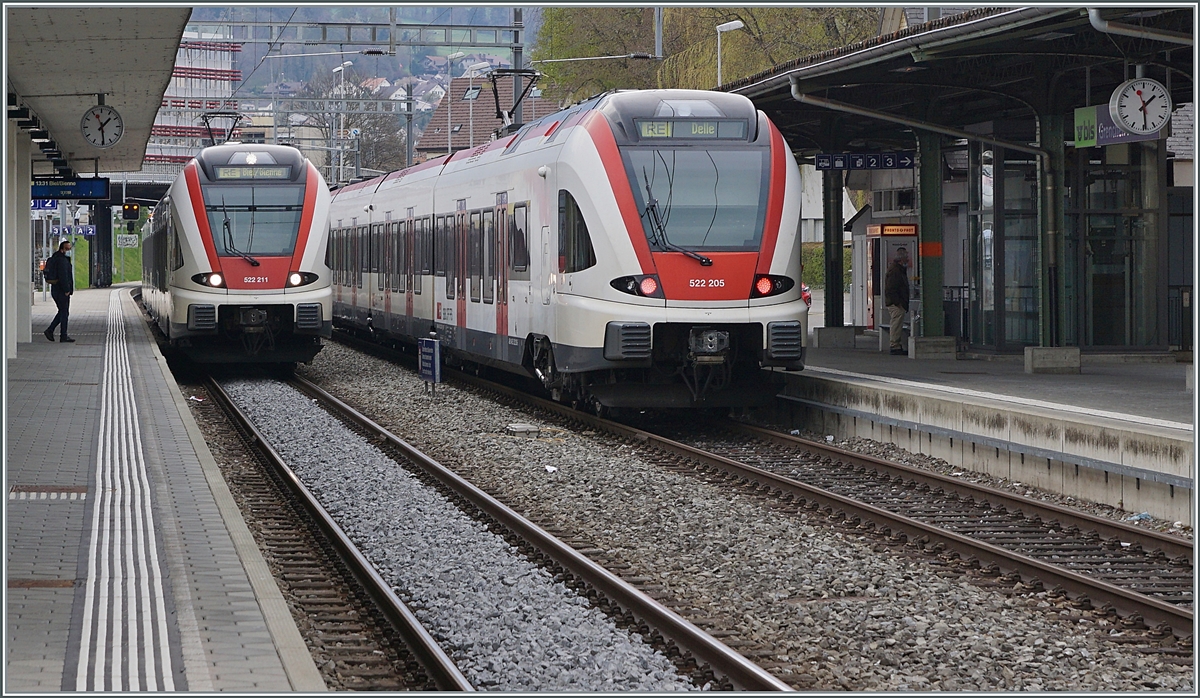 The SBB RABe 522 211 on the way to Biel/Bienne and the RABe 522 205 on the way to Delle in Grenchen Nord. 

18.04.2021