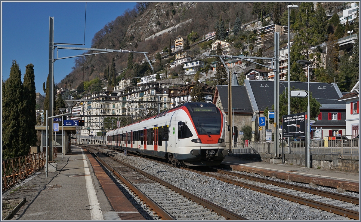 The SBB RABe 523 013  Flirt  by his stop in Territet.
27.02.2017