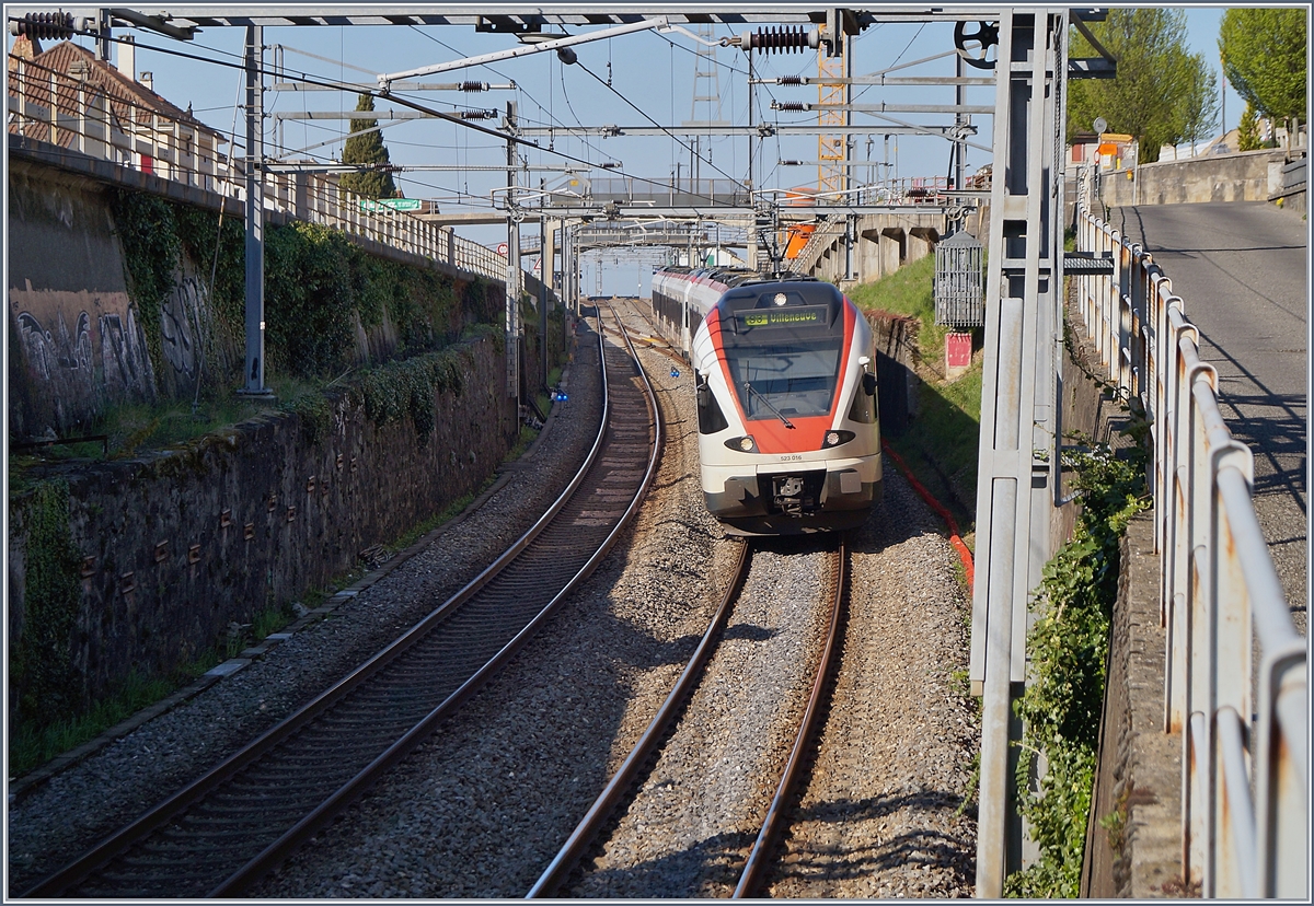 The SBB RABe 523 016 on the way to Villeneuve by Cully.

20.04.2018