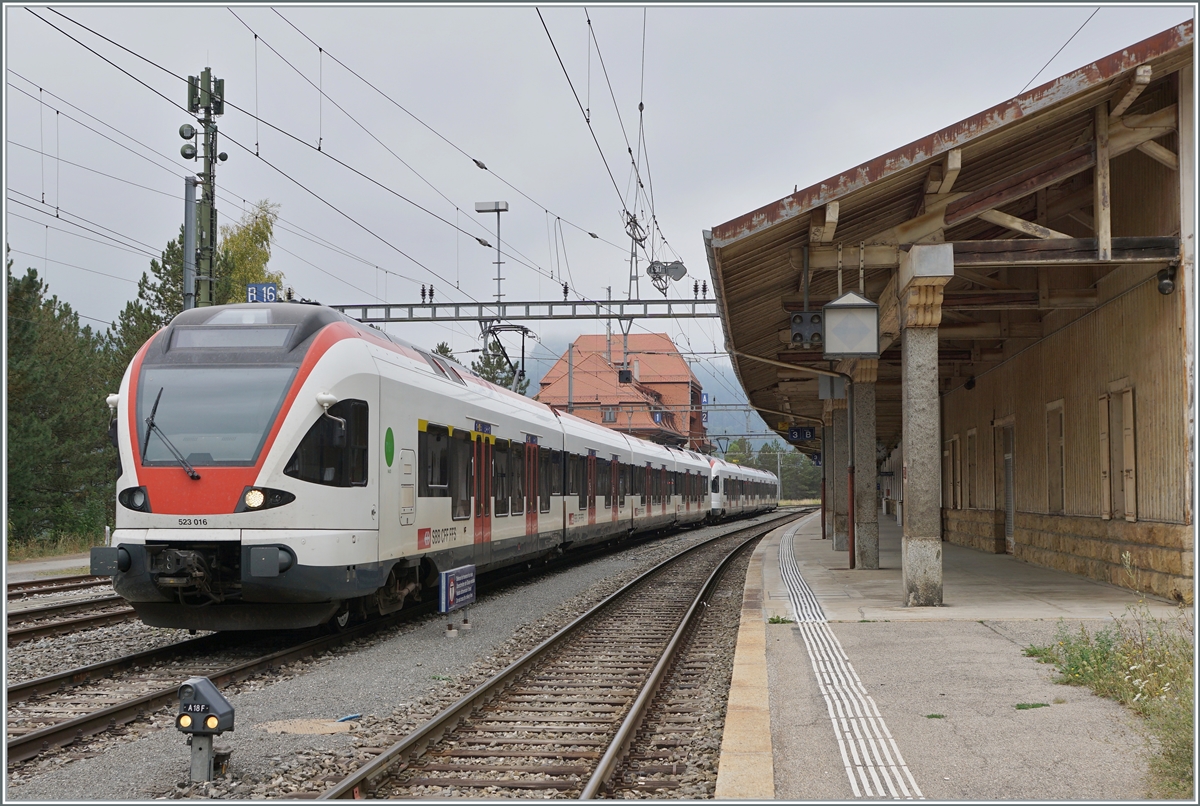 The SBB RABe 523 016 and an other one are waiting in Vallorbe for the next service. 

06.08.2022
