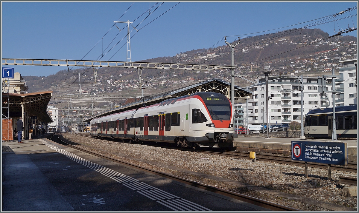 The SBB RABe 523 017 on the way to Aigle is leaving Vevey. 

25.02.2021