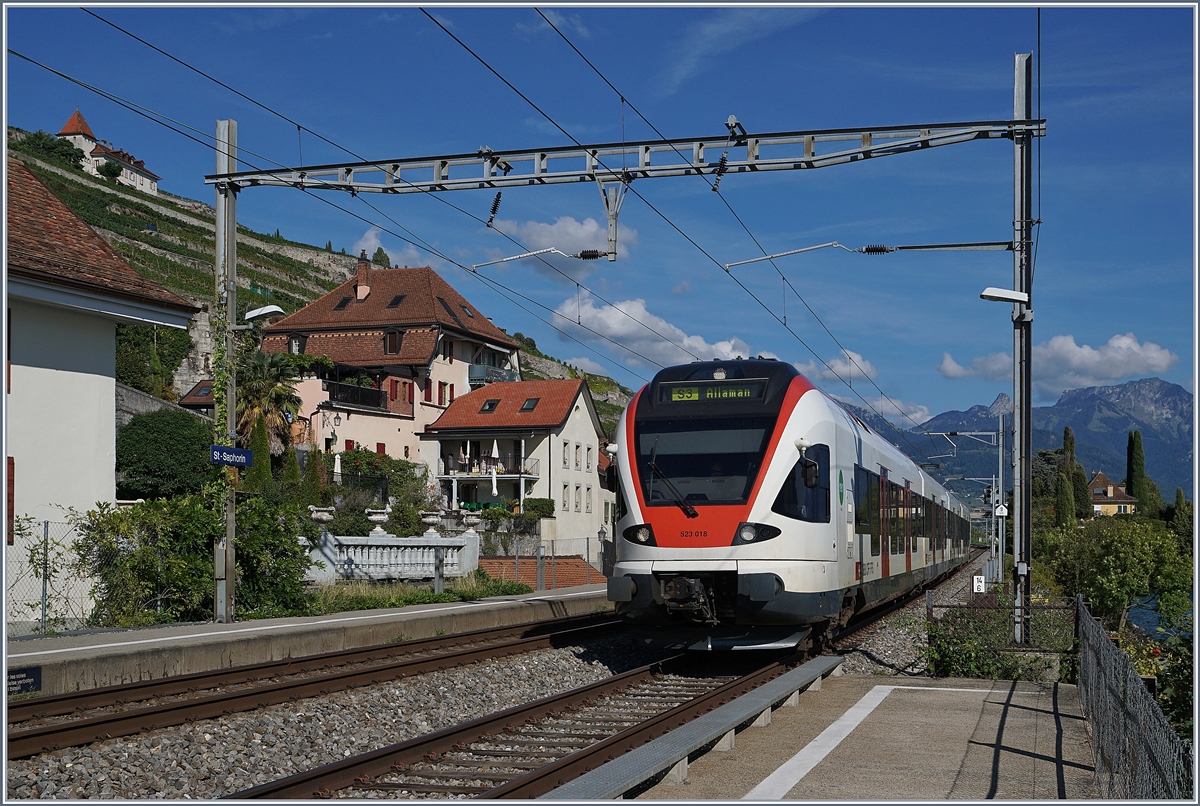 The SBB RABe 523 018 on the way to Allaman by St Saphorin.
26.08.2018