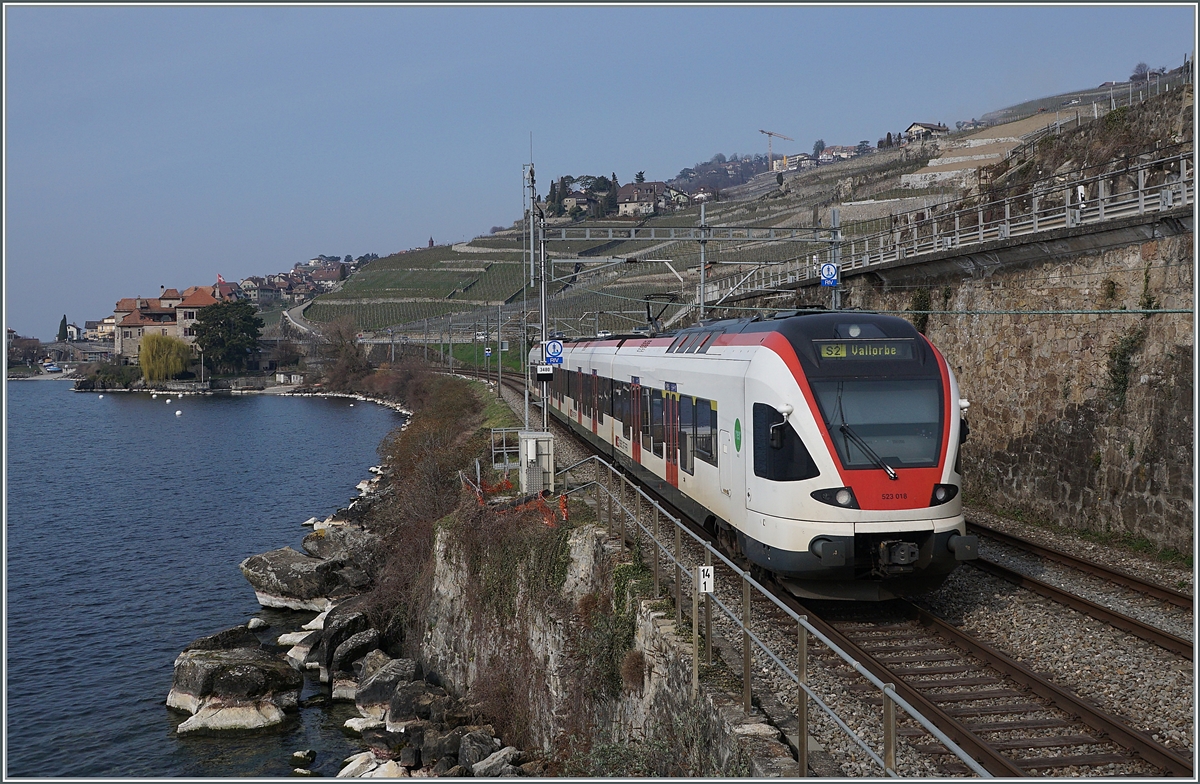 The SBB RABe 523 018 is the S2 on the way to Vallorbe between St Saphorin and Rivaz. 

09.03.2021