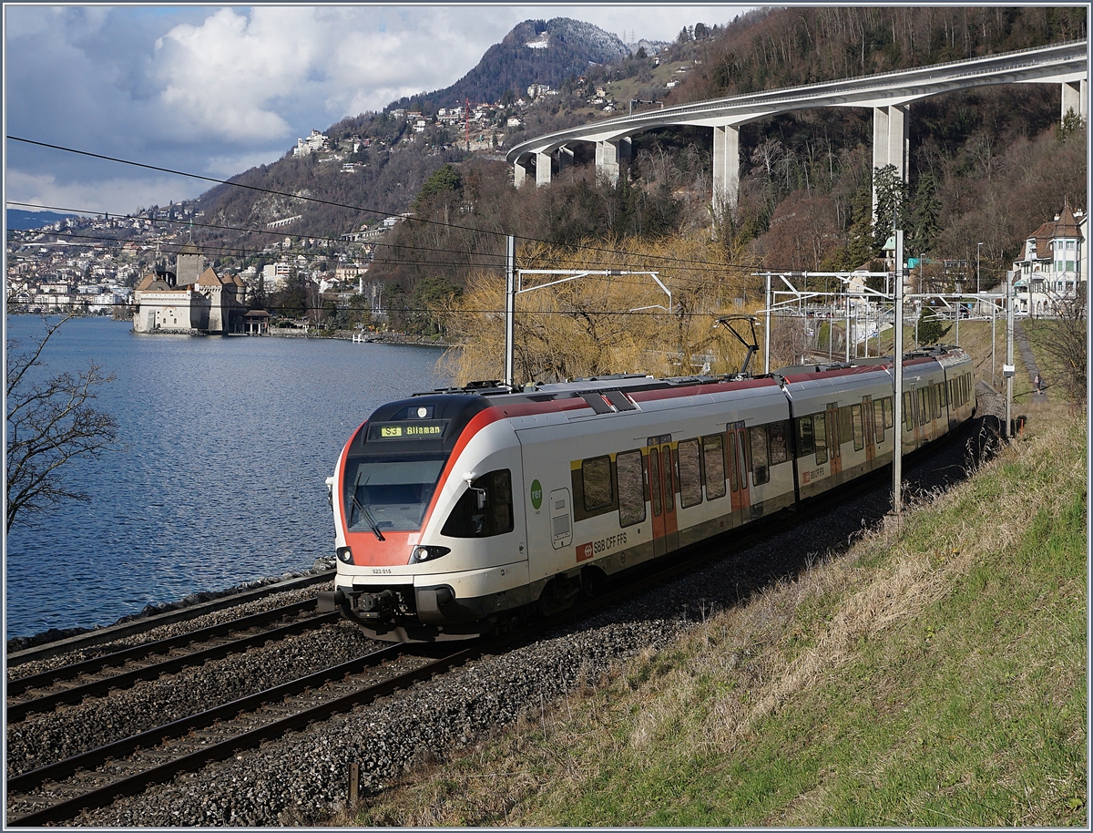 The SBB RABe 523 019 near Villeneuve. In the Background the Castle of Chillon. 
03.02.2018