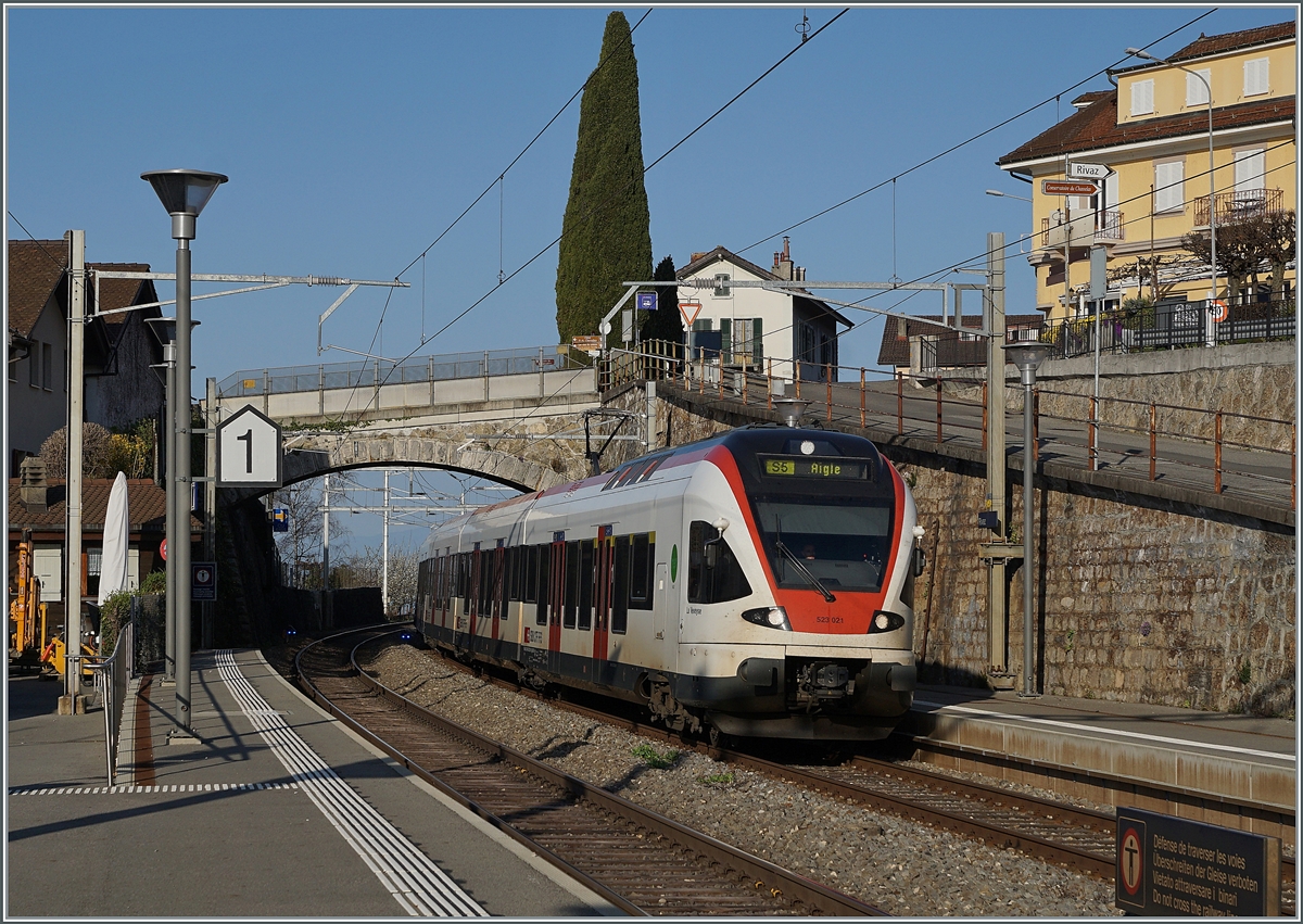 The SBB RABe 523  021  La Veveyse  on the way to Aigle in Rivaz. 

01.04.2021