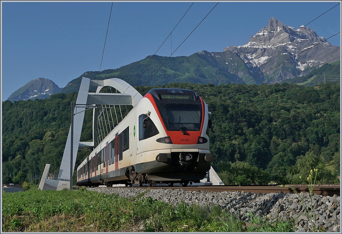 The SBB RABe 523 023 on the way to St-Maurice by the nwe rhone-Bridge near Massogex. 

25.06.2019