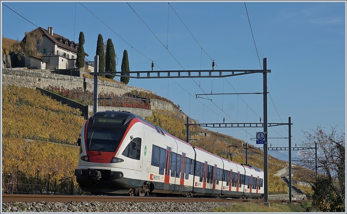 The SBB RABe 523 024 to Villeneuve by Lutry.
03.11.2017