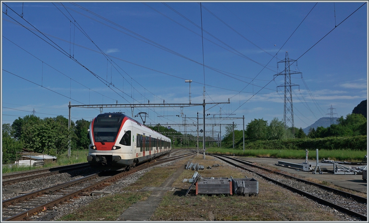 The SBB RABe 523 024 from Vallorbe to Aigle in Roche VD. 

12.05.2022