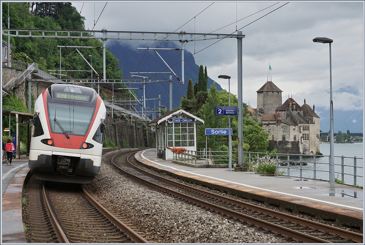 The SBB RABe 523 030 by his stop in Veytaux-Chillon.
13.06.2018