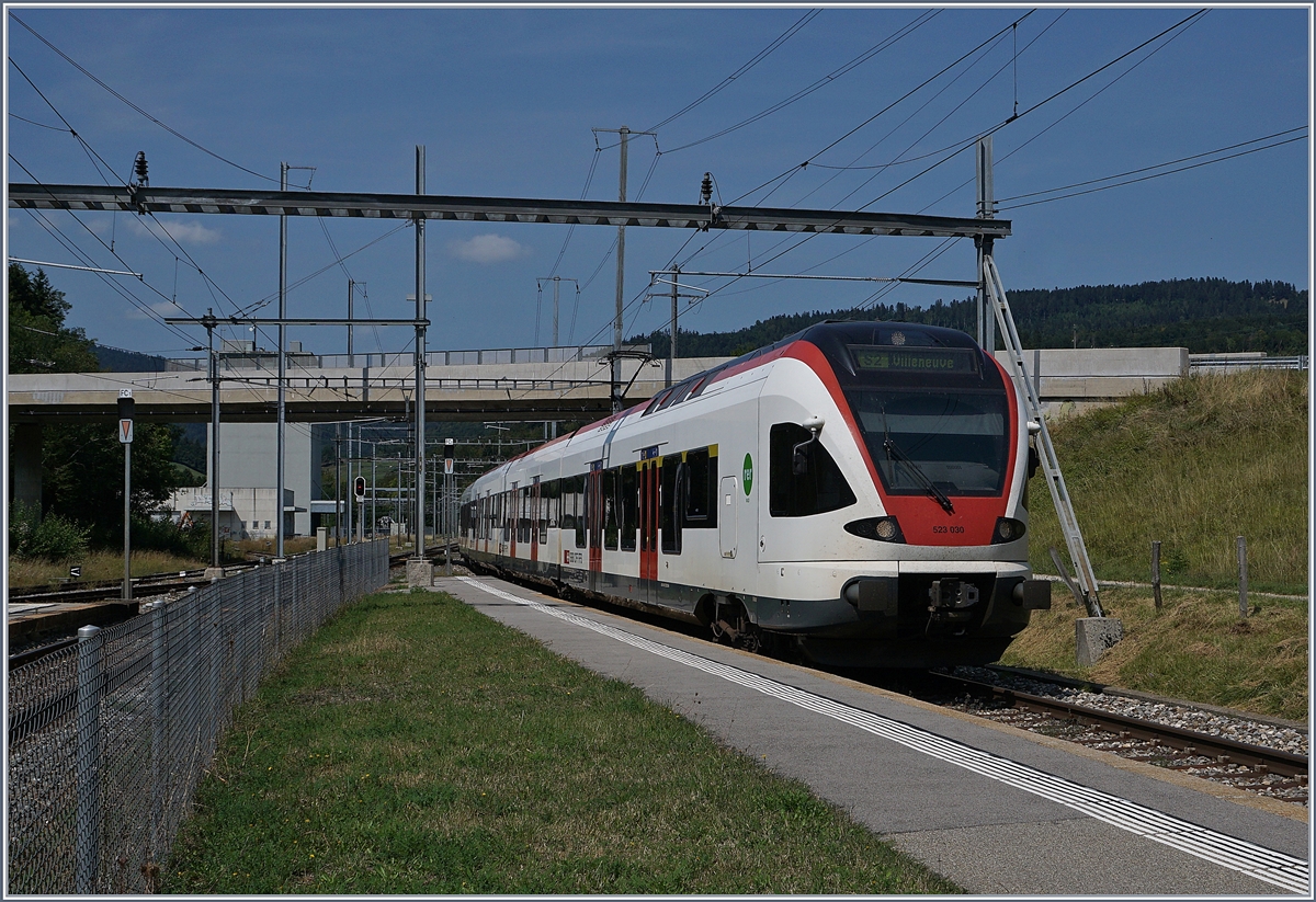 The SBB RABe 523 030 on the way to Villeneuve in Le Day.
28.08.2018