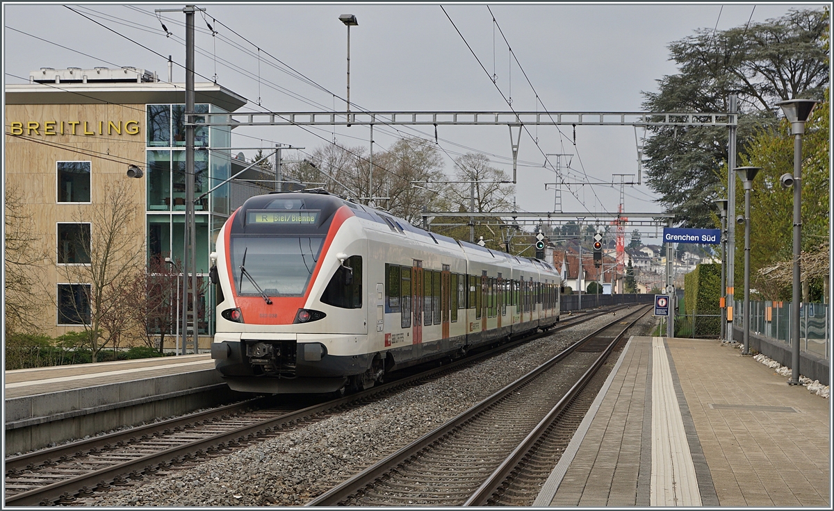 The SBB RABe 523 038 is leavng the Grenchen Süd Station on the way to Biel/Bienne. 

18.04.2021
