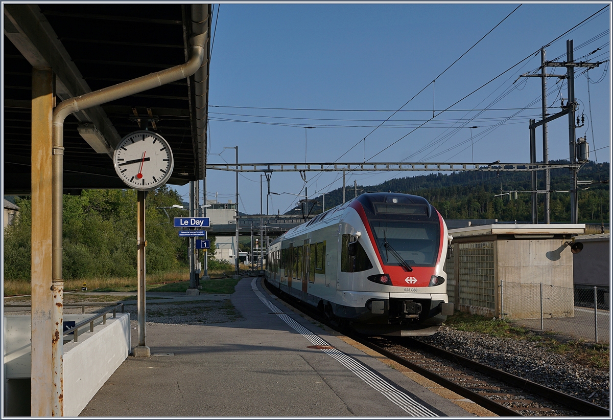 The SBB RABe 523 060 from Villeneuve to Vallorbe is leaving Le Day.
28.08.2018