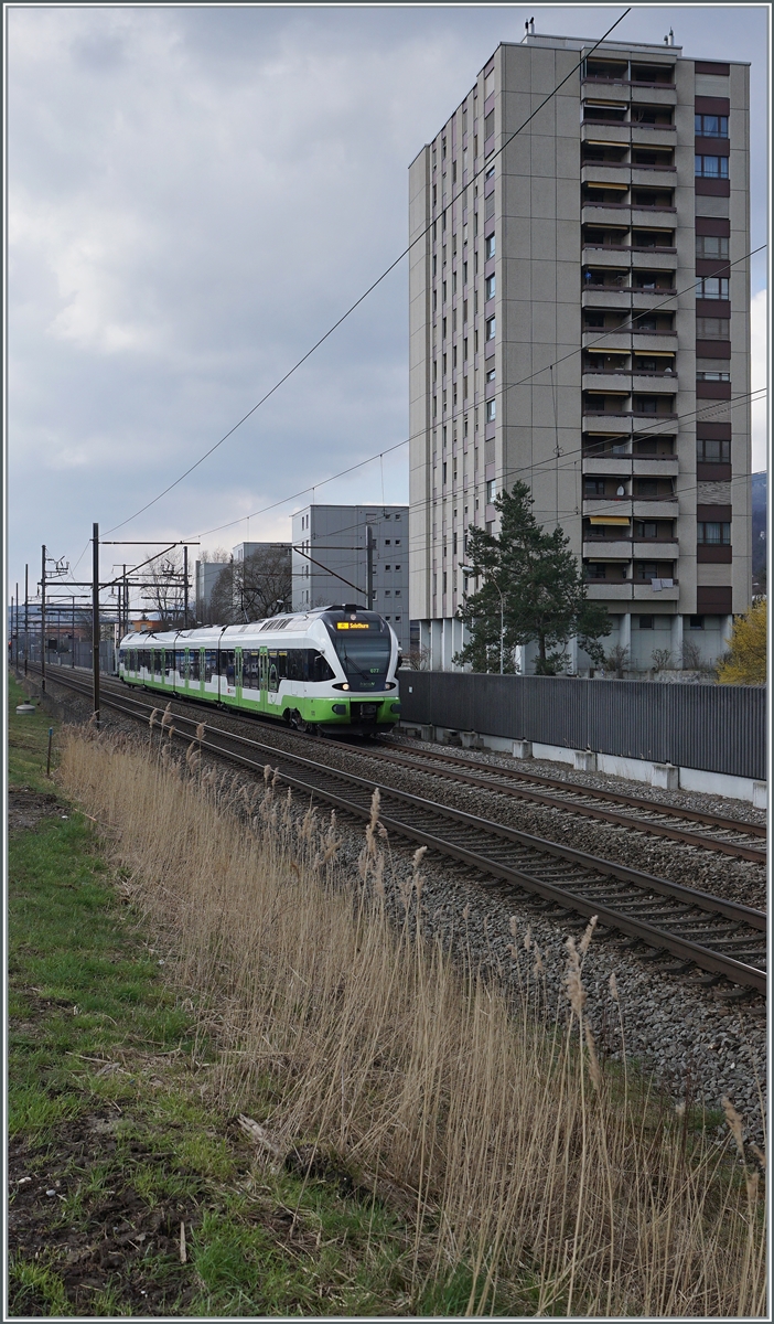 The SBB RABe 523 077 in the TransN coulor is a local train service from Biel to Solothurn between Lengnau and Grechen Süd. 

19.03.2021