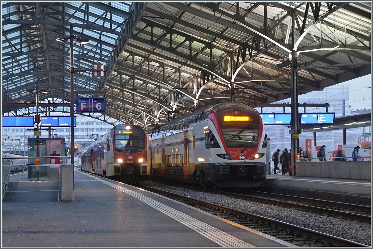 The SBB RABe 523 104 on the way to Grandson and the 511 103 on the way to Annemasse in Lausanne. 

21.11.2021