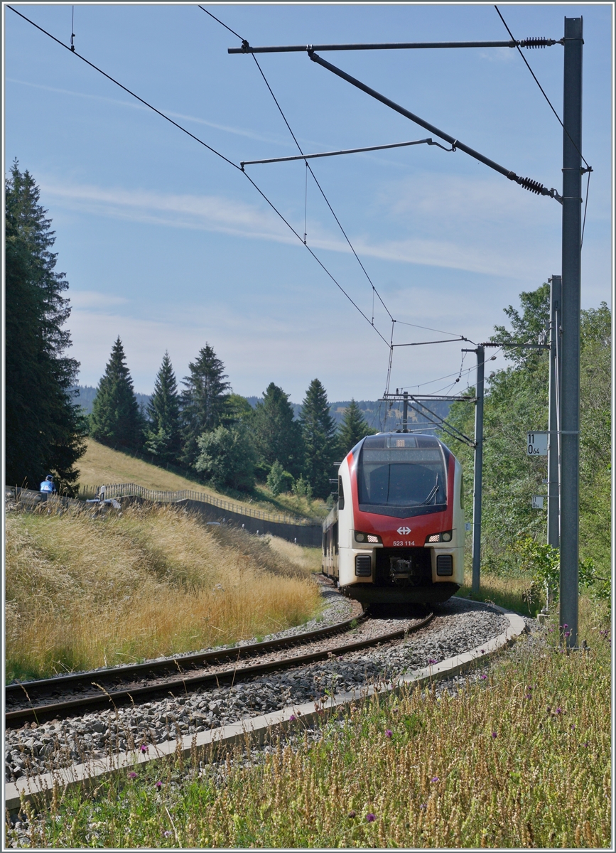 El SBB RABe 523 114 está poco antes de Le Pont en su camino hacia Aigle.

23 de julio de 2023