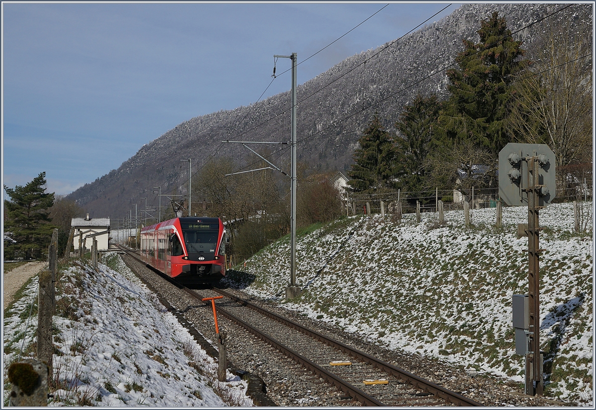 The SBB RABe 526 286 on the way to Biel/Bienne near La Heutte.

05.04.2019