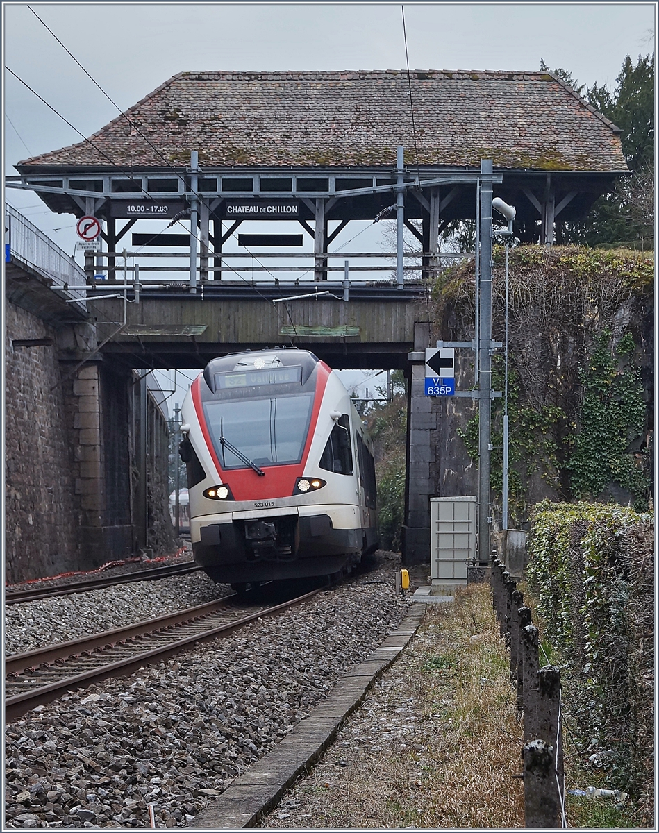 The SBB RABe 535 015 to Vallorbe by the Castle of Chillon.
23.02.2018