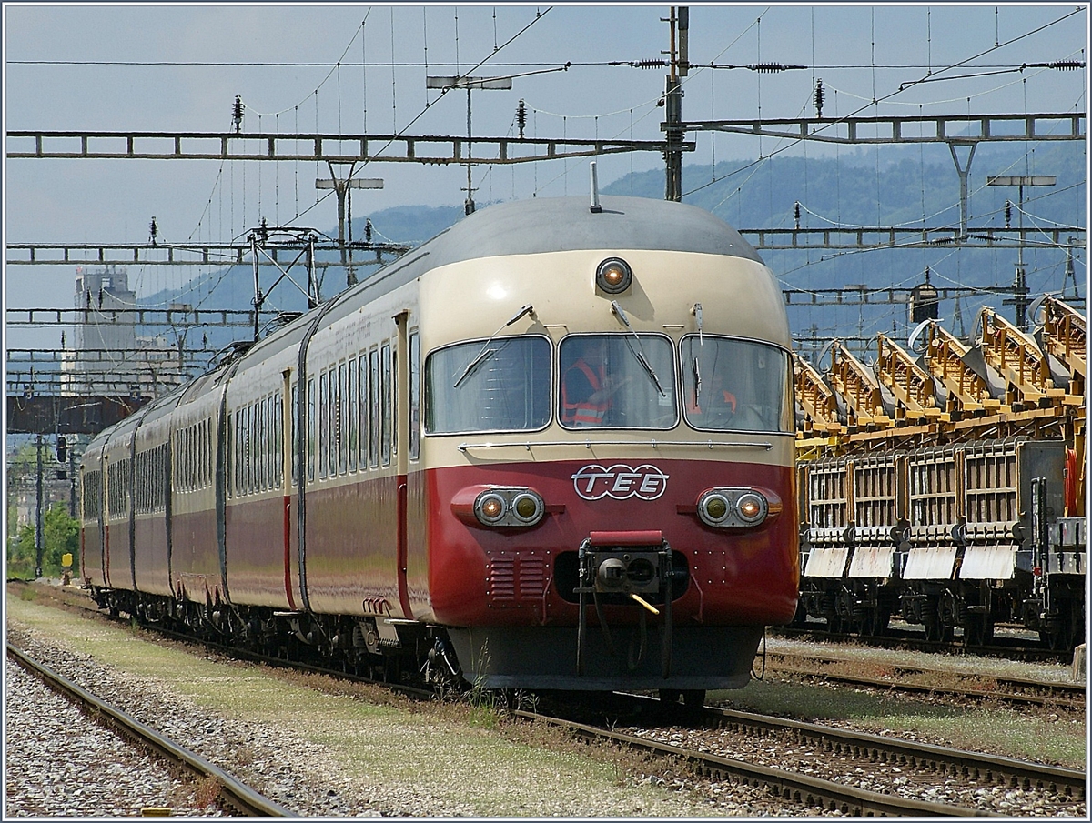 The SBB RAe TEE II 1053 in the Biel Rangierbahnhof.

08.05.2009