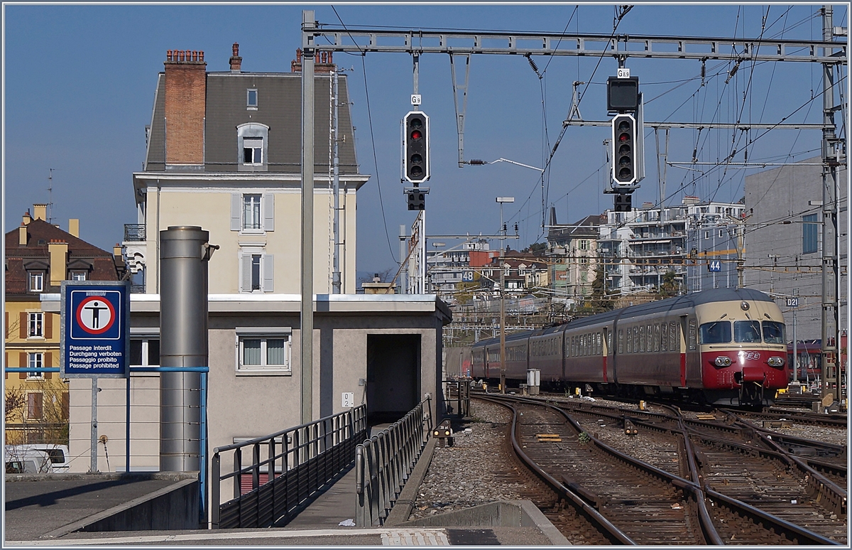 The SBB RAe TEE II 1053 is arriving at Lausanne. 

31.03.2019