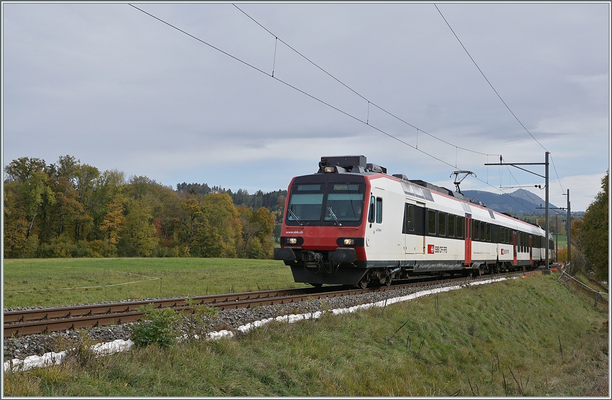 The SBB RBDe 560 224-8 (UIC RBDe 560 DO 94 85 7 560 224-8 CH SBB) from Palézieux to Payerne is shortly arriving at the Palézieux Village Station.

22.10.2020