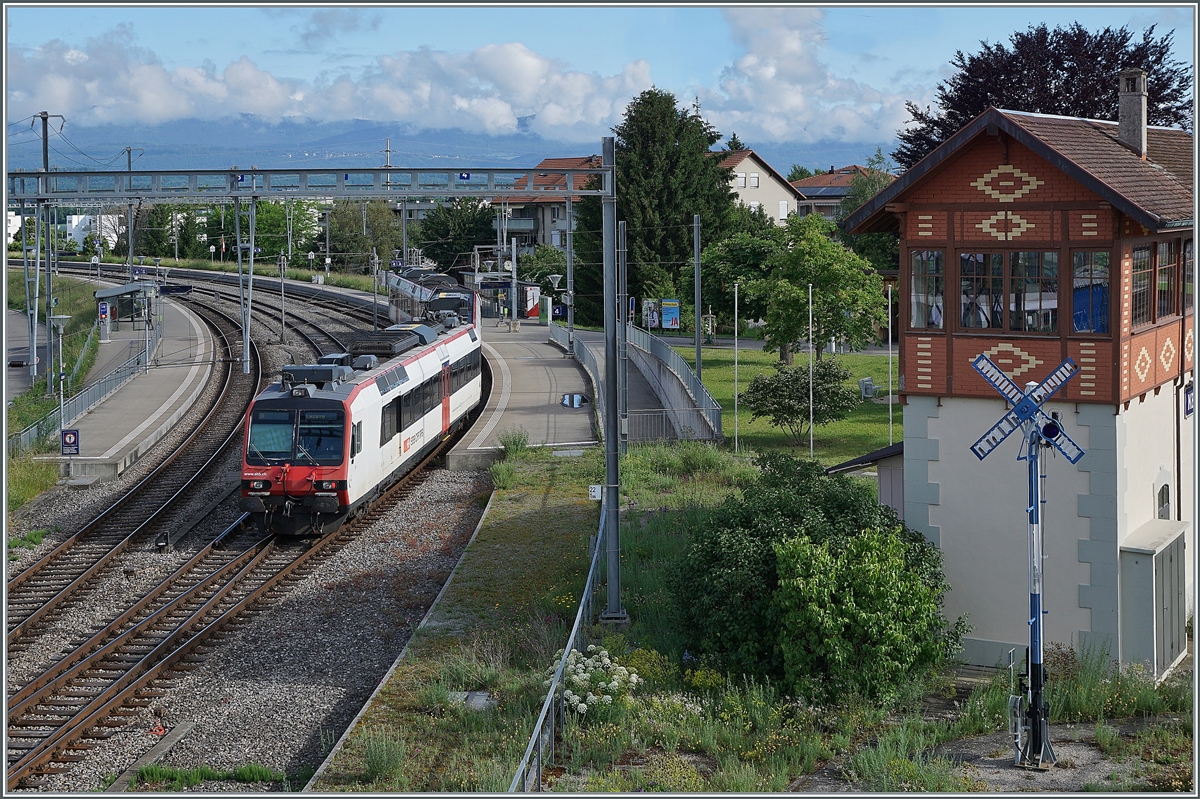 The SBB RBDe 560 comming from Lausanne is arriving at his destination Kerzers. 

06.06.2021
