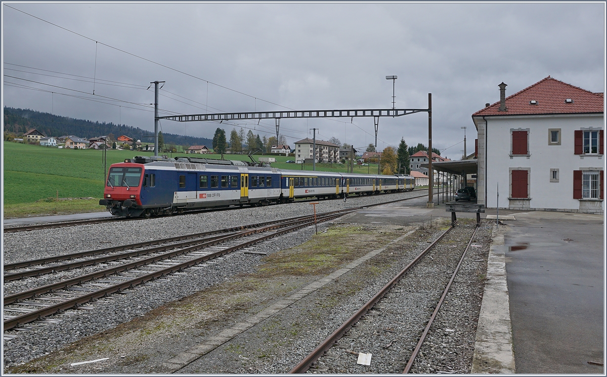 The SBB RBDe 562 is the RE from Neuchâtel to Frasen (TGV Conection to Paris) passing through Les Verrières.

October 29, 2019