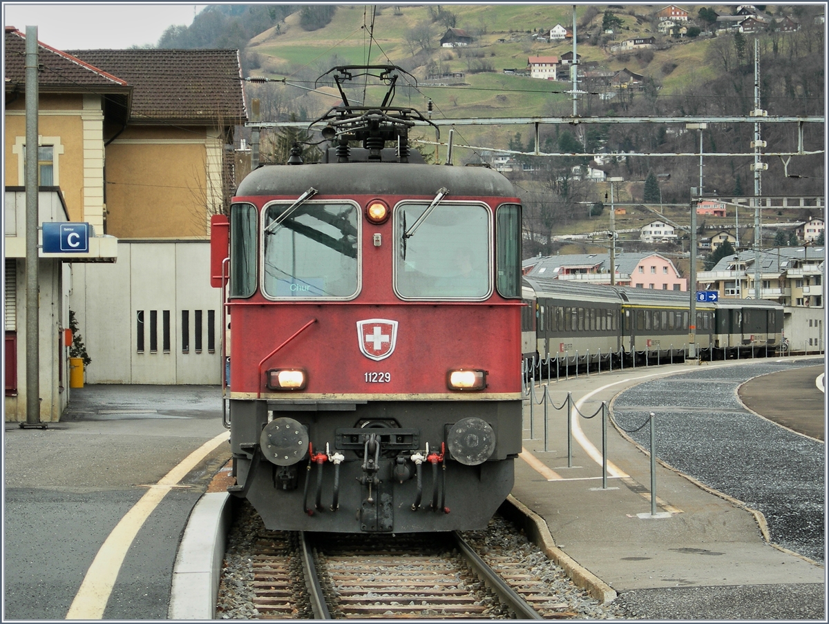 The SBB Re 11229 with an REX from St Gallen to Chur by his stop in Sargans.
18.01.2008