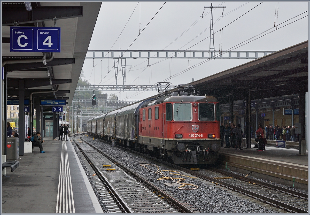 The SBB Re 420 244-6 on the end of a Cargo train by a heavy rain in Bellinzona.

19.10.2019