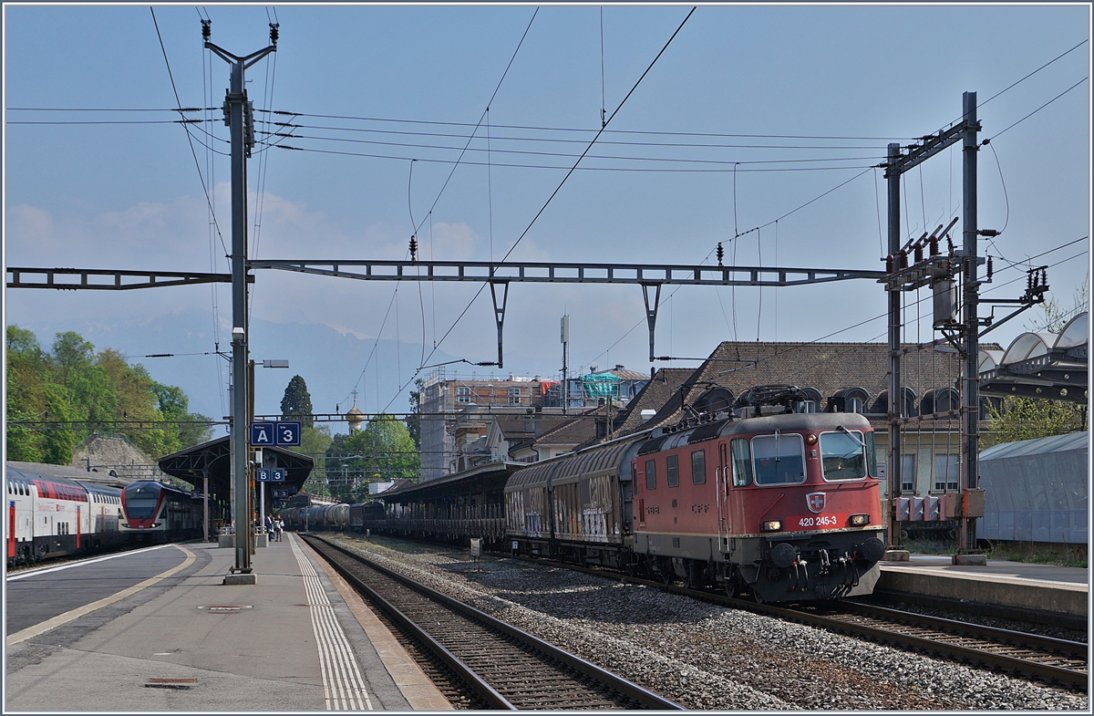 The SBB Re 420 245-3 with a Cargo train in Vevey.
11.04.2017 