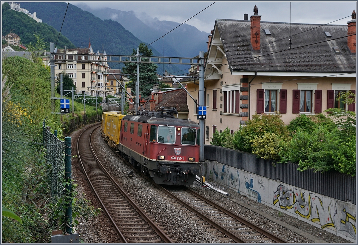 The SBB Re 420 251-1 with a Mail-Train by Montreux. 

15.06.2020