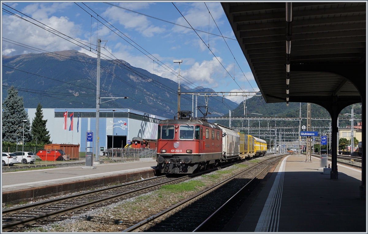 The SBB Re 420 252-9 wiht a mail-train in Giubiasco. 

25.09.2019
