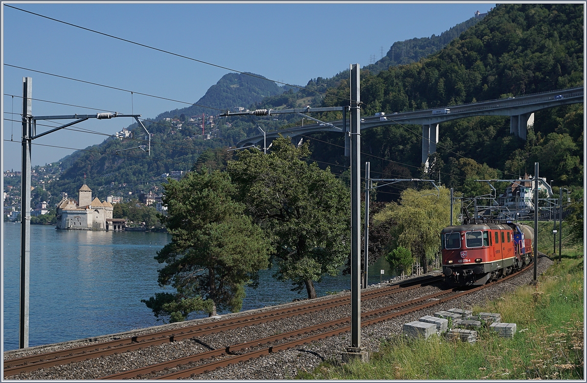 The SBB Re 420 255-2 with a Cargo Train by Villeneuve, on the left in the background - the Castle of Chillon.
21.08.2018