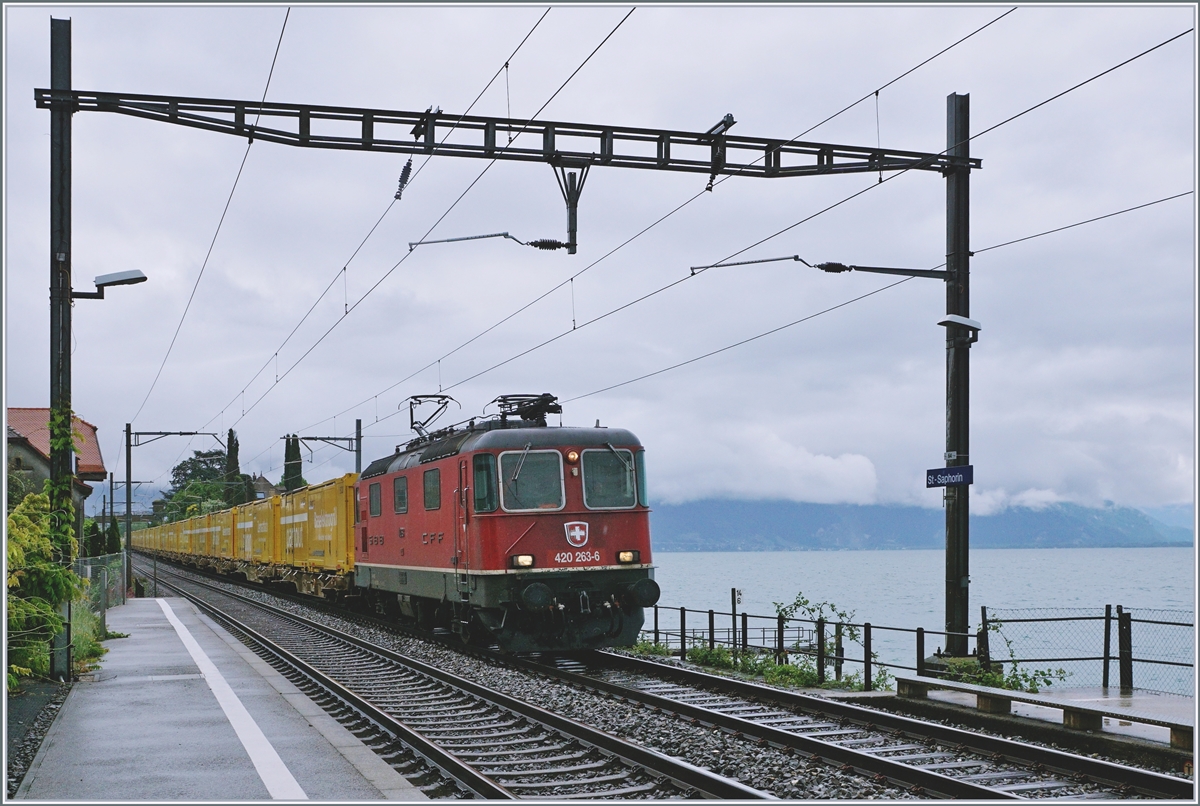 The SBB Re 420 263-6 wiht a mail-service on the way to Lausanne by St Saphorin. 

11.05.2020