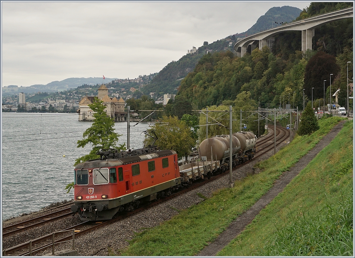 The SBB Re 420 266-9 with a Cargo train near Villeneuve.

30.08.2018