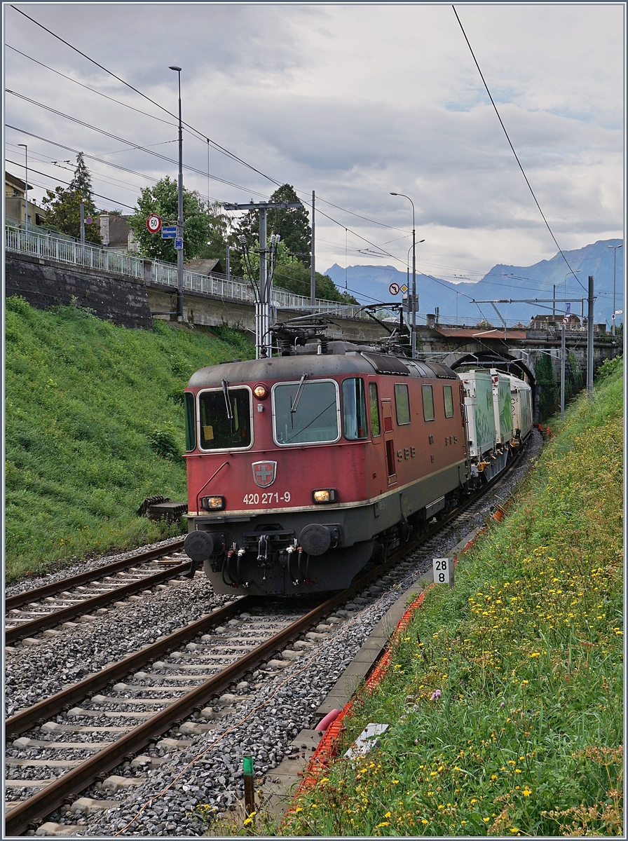 The SBB Re 420 271-9 by Villenveuve. 

19.09.2019