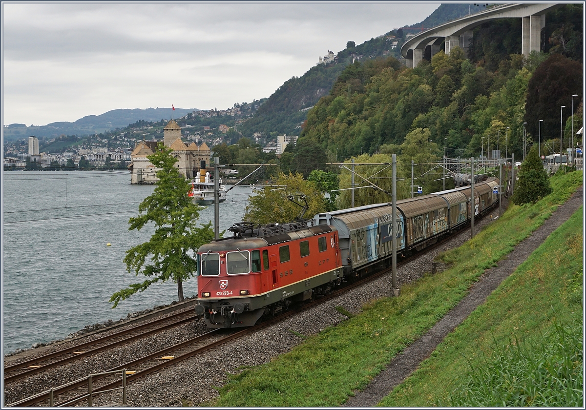 The SBB Re 420 278-4 with a Cargo Train near Villeneuve, in the background the Castle of Chillon.

30.08.2018
