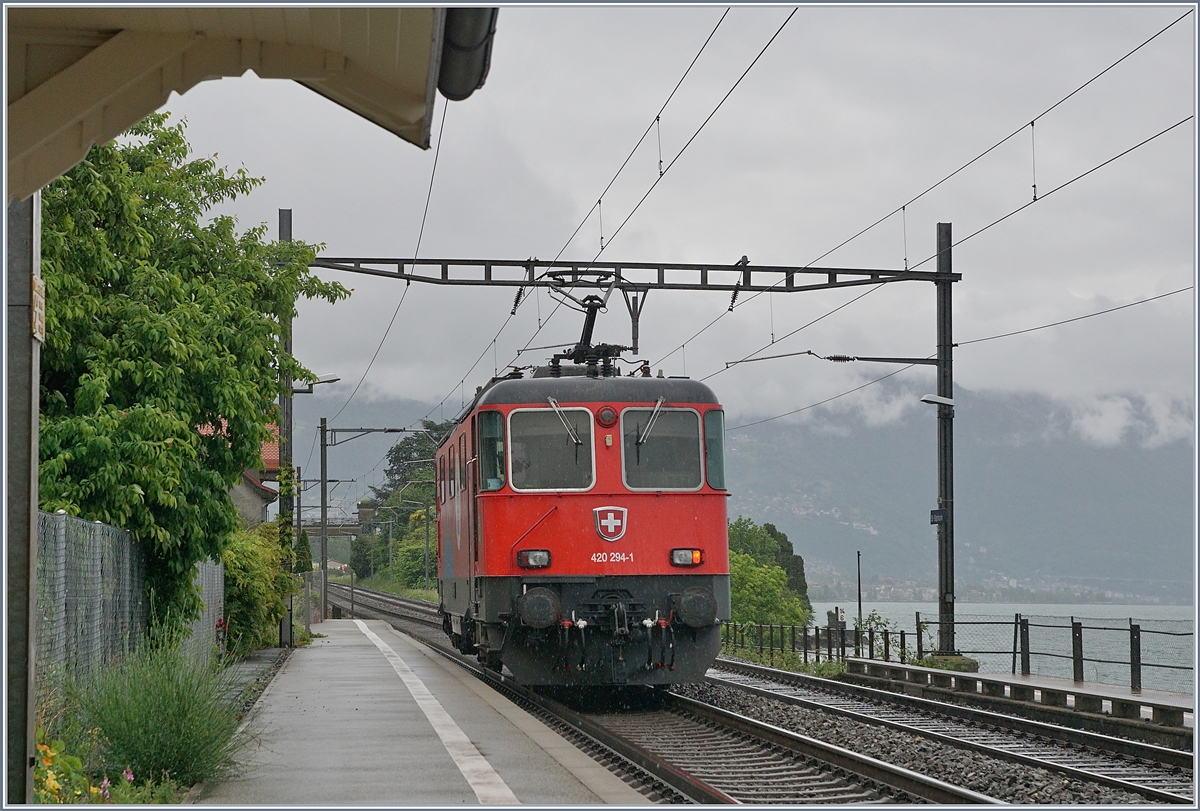 The SBB Re 420 294-1  Cirkus Knie  in St Saphorin. 

11.05.2020