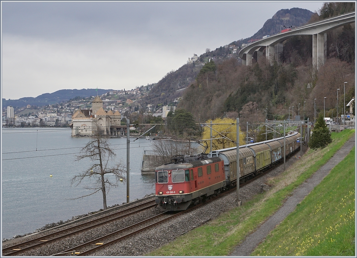 The SBB Re 420 295-8 wiht a Cargo Train near Villeneuve. In the background the Castel of Chillon.
03.04.2018