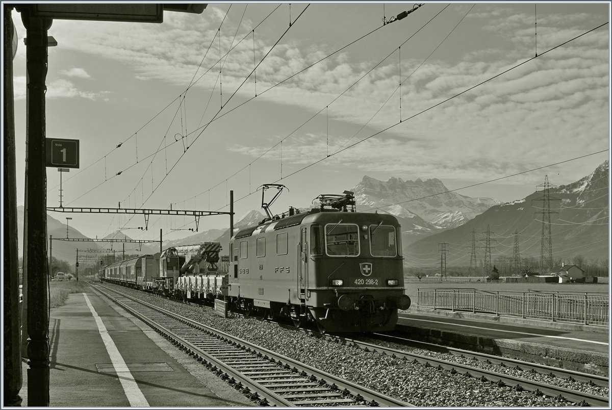 The SBB Re 420 298-2 wiht a Cargo Service in Roche VD; in the background the Dents de Mide. 

17.03.2020