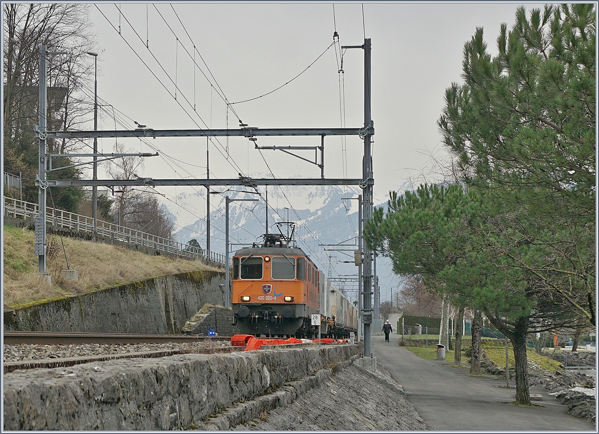 The SBB Re 420 320-4 (UIC 91 85 4420 320-4 CH-SBBC) by Villeneuve.
05.02.2018