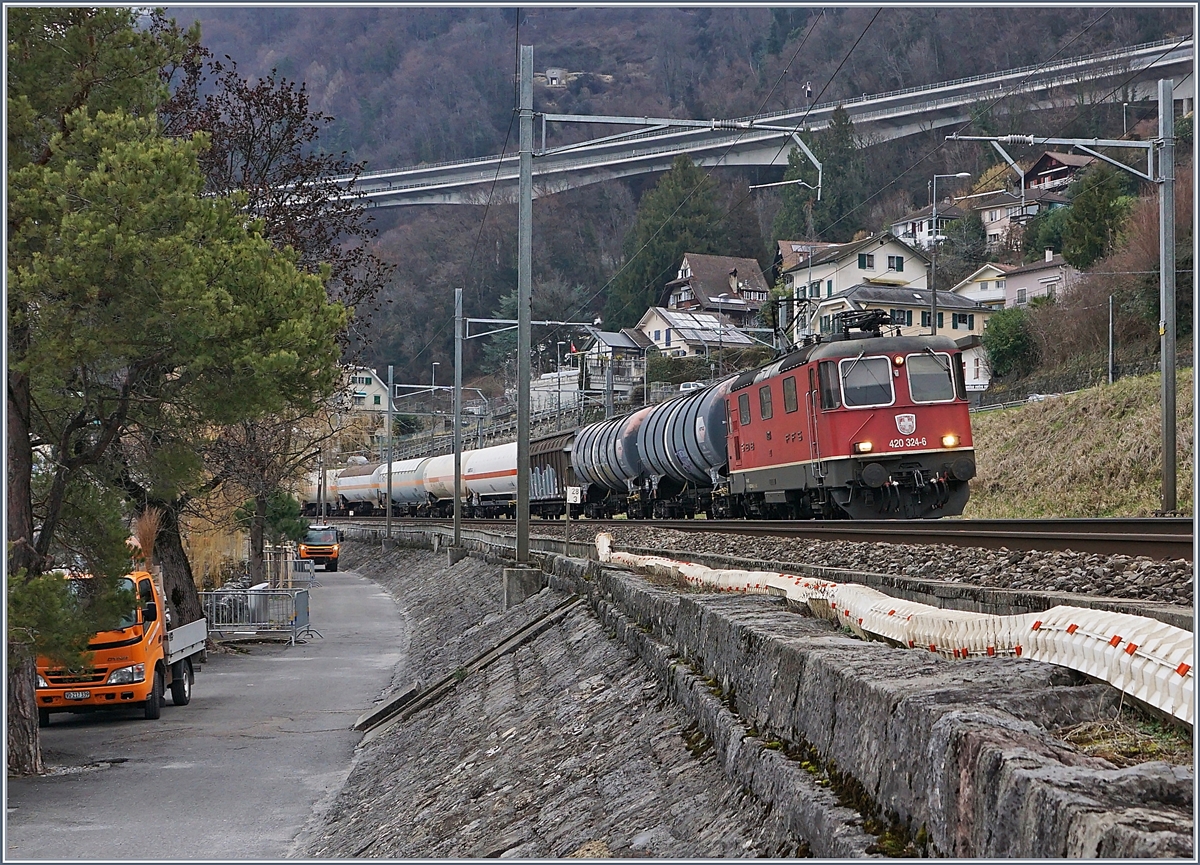 The SBB Re 420 324-6 with a Cargo train by Villeneuve.
05.02.2018