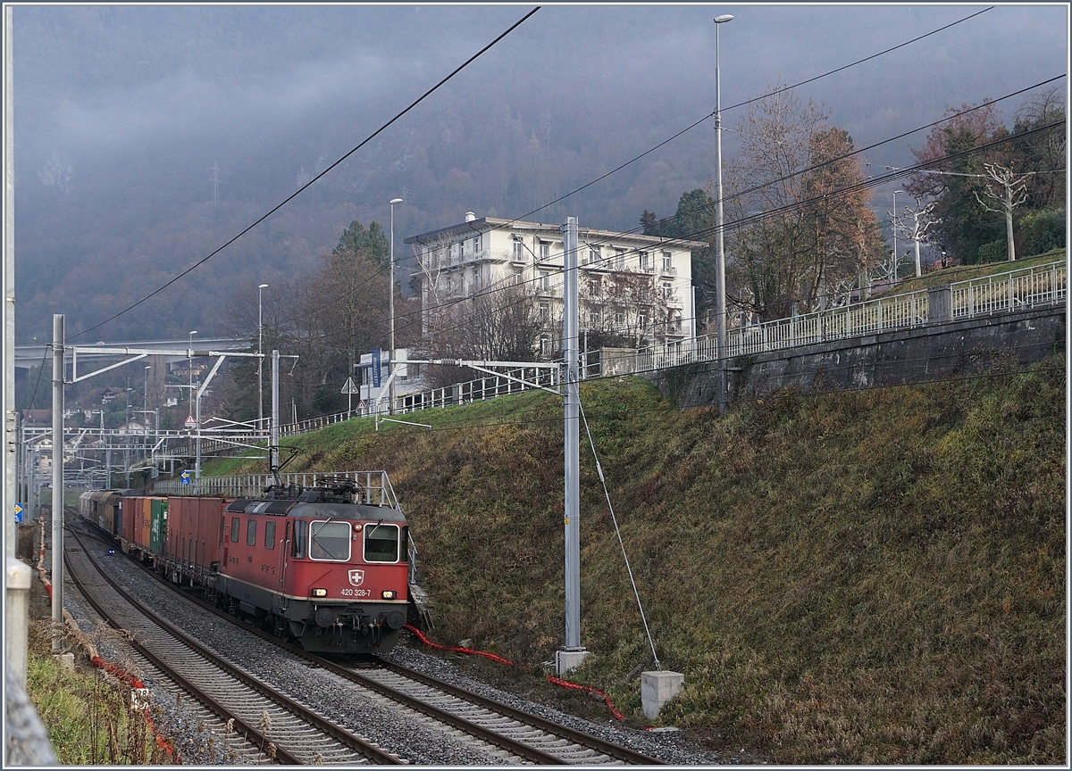 The SBB Re 420 328-7 wiht a Cargo Train by Villeneuve.
28.12.2018