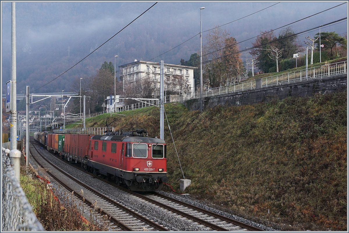 The SBB Re 420 328-7 with a Cargo train by Villeneuve. 

28.12.2018
