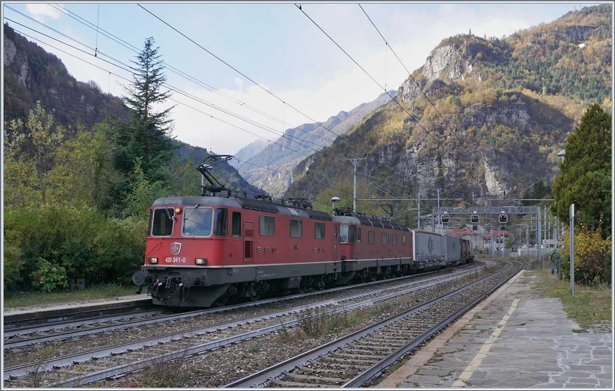 The SBB Re 420 341-0 and a SBB Re 6/6 with a Cargo Train in Varzo.
27.10.2017
