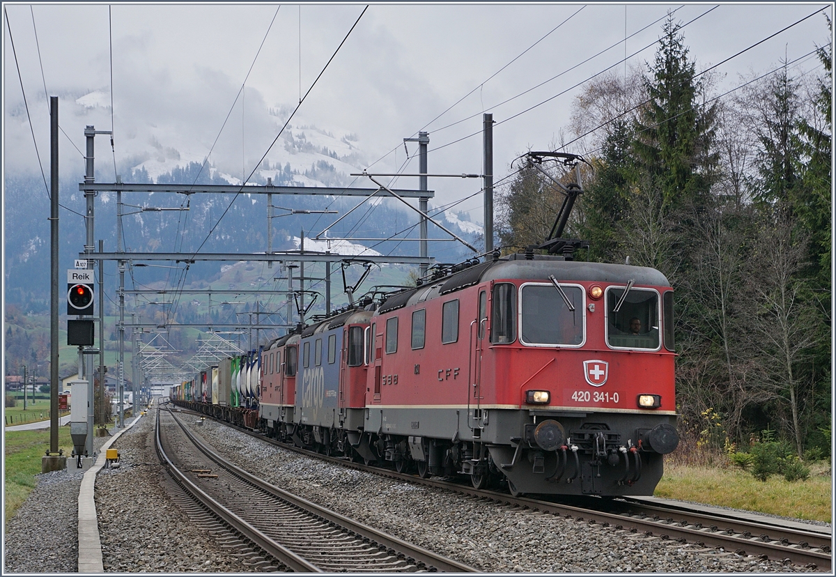 The SBB RE 420 341-0 and other ones wiht a Cargo train onthe way to Spiez by Mülenen.

09.11.2017