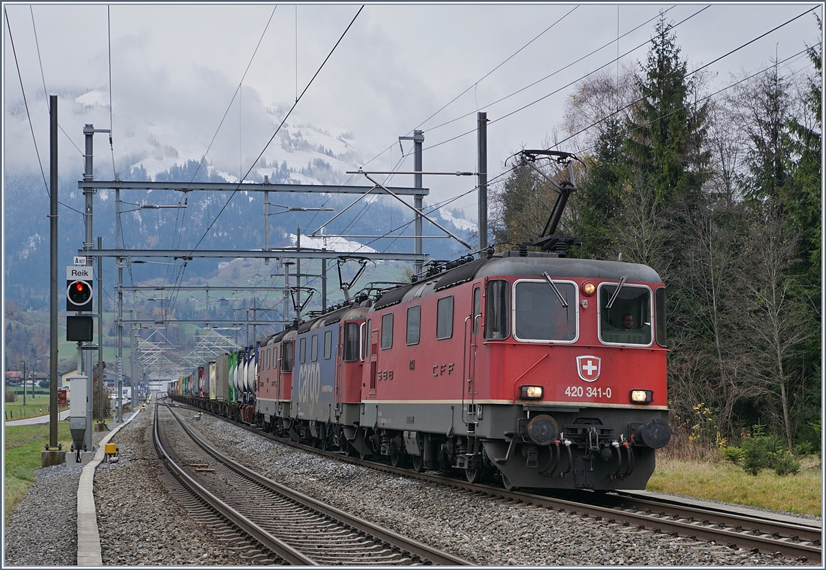 The SBB RE 420 341-0 and other ones wiht a Cargo train onthe way to Spiez by Mülenen.

09.11.2017