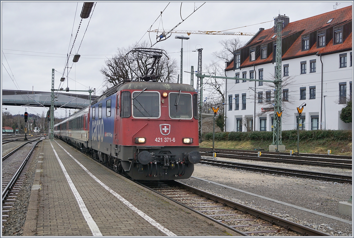 The SBB Re 421 371-6 with an EC to München in Lindau. 


15.03.2019