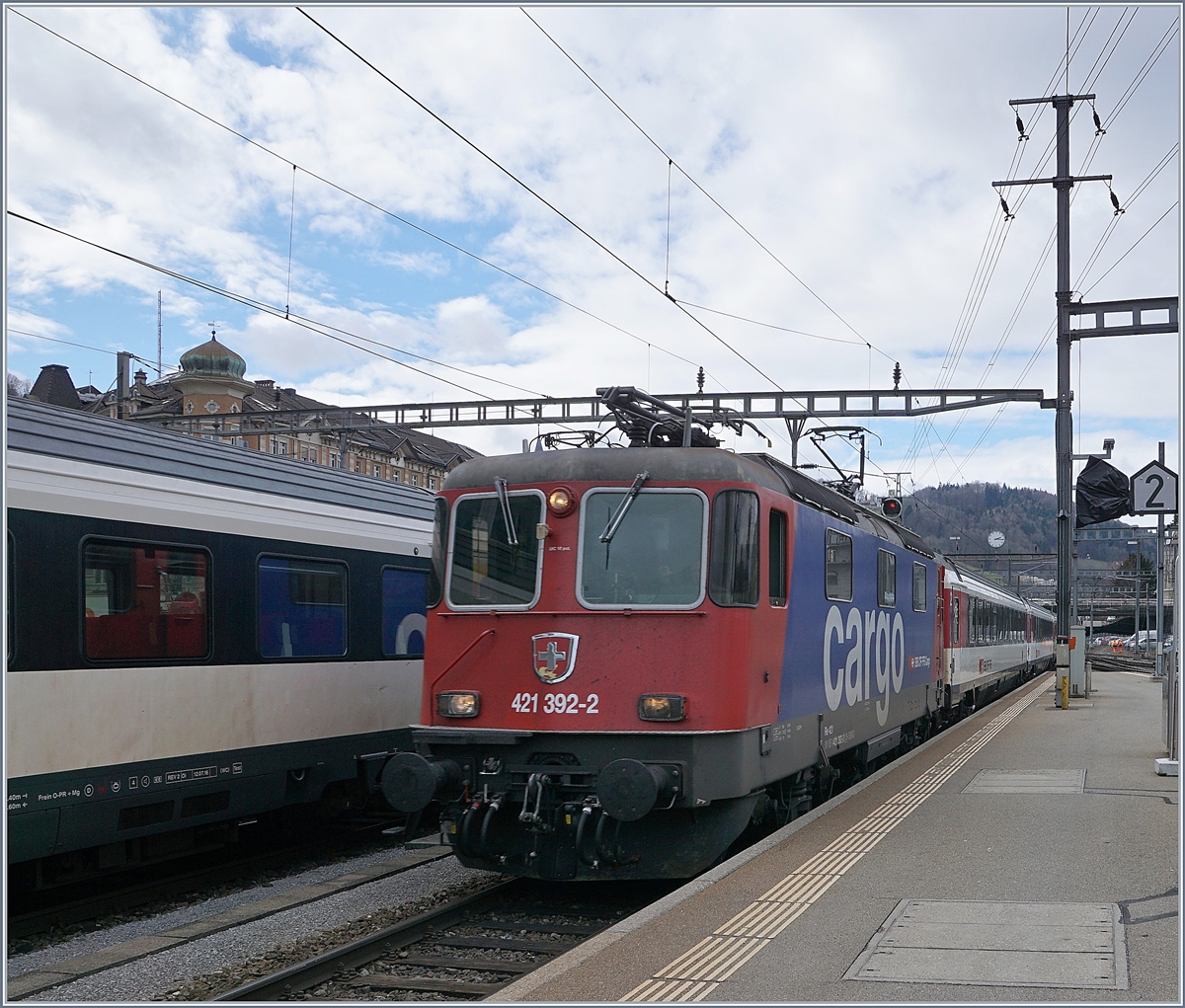 The SBB Re 421 392-2 with an EC to München in St Gallen.
16.03.2018