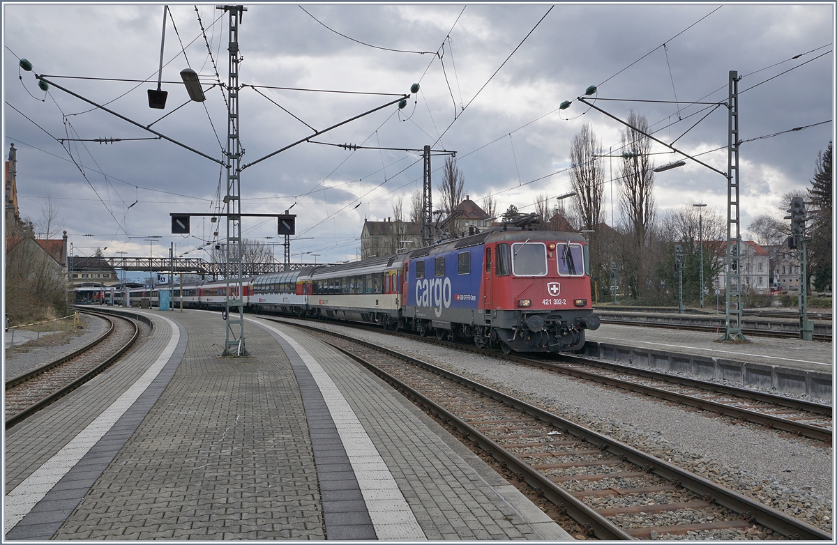 The SBB Re 421 392-2 wiht the EC from München to Zürich in Lindau.
16.03.2018