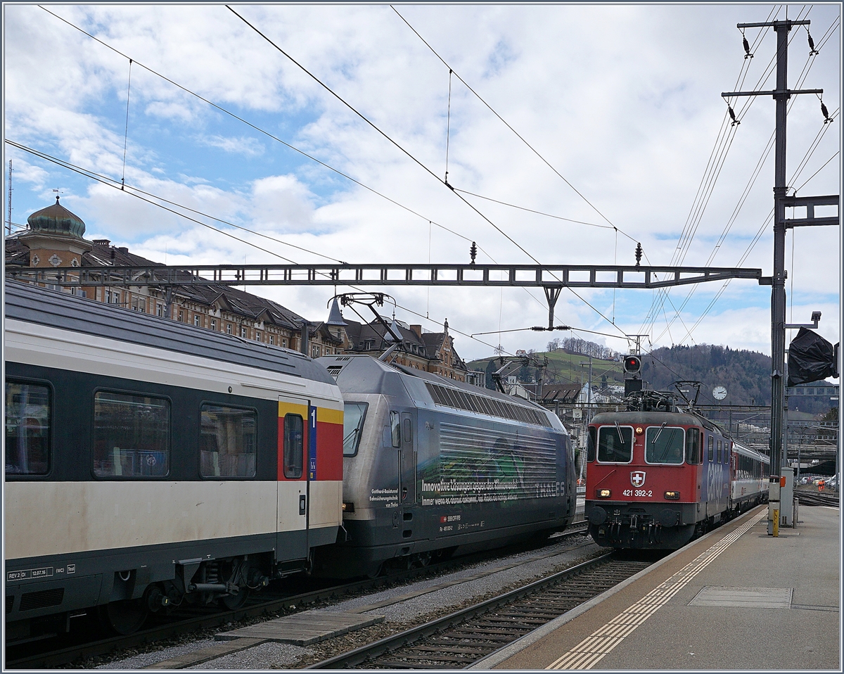 The SBB Re 421 392-2 with his EC to München is arriving at St Gallen. 

16.03.2018